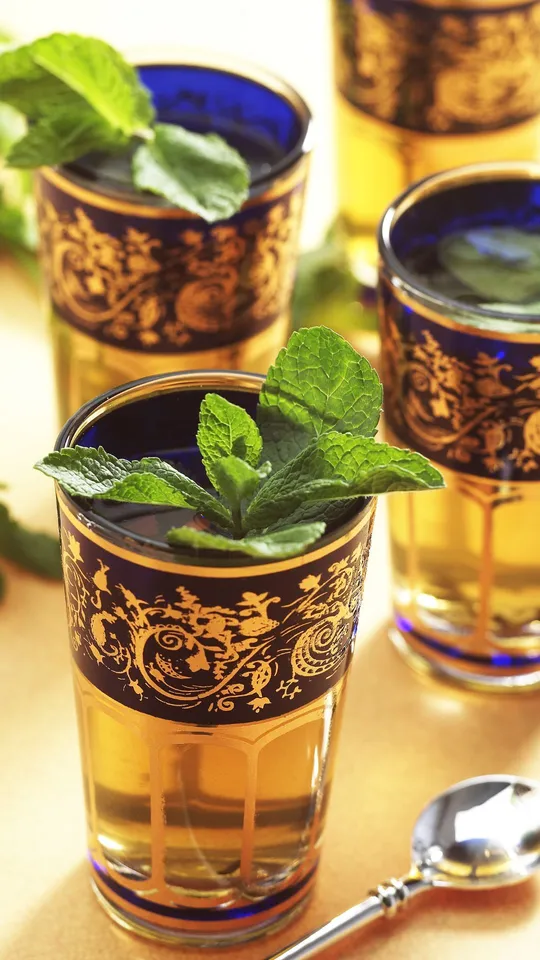 Bicchiere di tè con foglie di menta